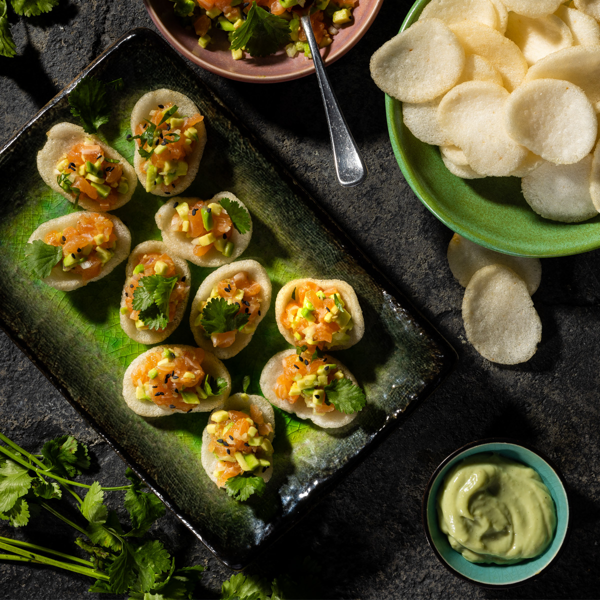 Tartar auf krabbenchips auf Grünem teller