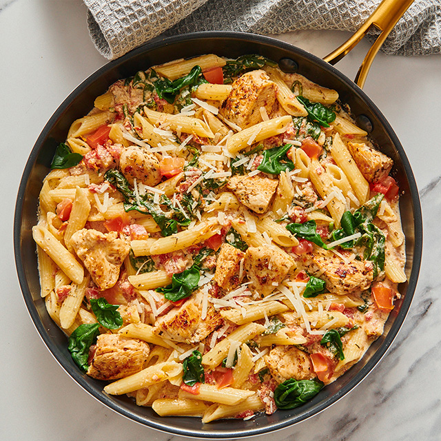 Cremige Pasta mit Hähnchen nach toskanischer Art