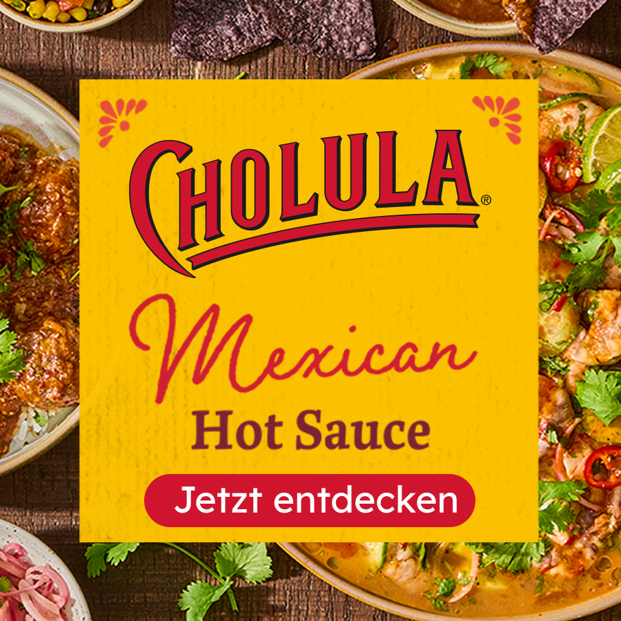 Gedeckter Tisch mit mexikanischen Gerichten hinter dem Logo Cholula.