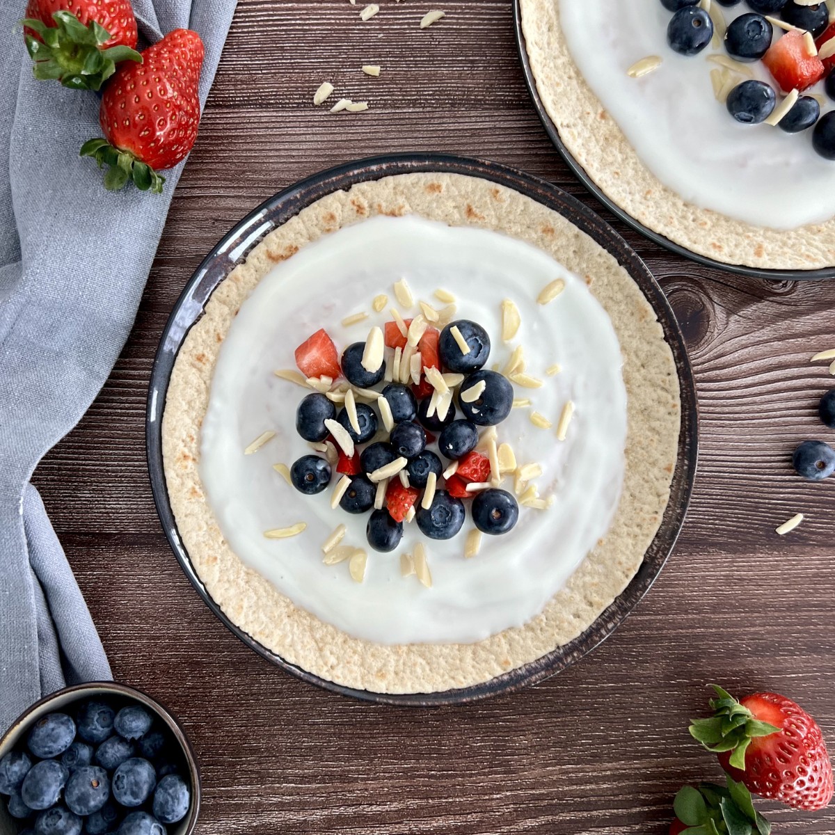 1 Wrap mit Blaubeeren, Erdbeeren und Quark 