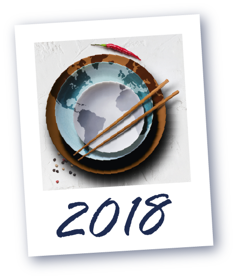 Ein Teller mit Essstäbchen und einer Weltkarte als Design, darüber eine Chilischote, darunter die Jahreszahl '2018'.