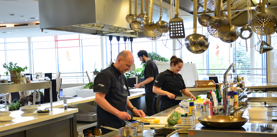 Drei Köche in der Gastronomieküche von Rila erleben.