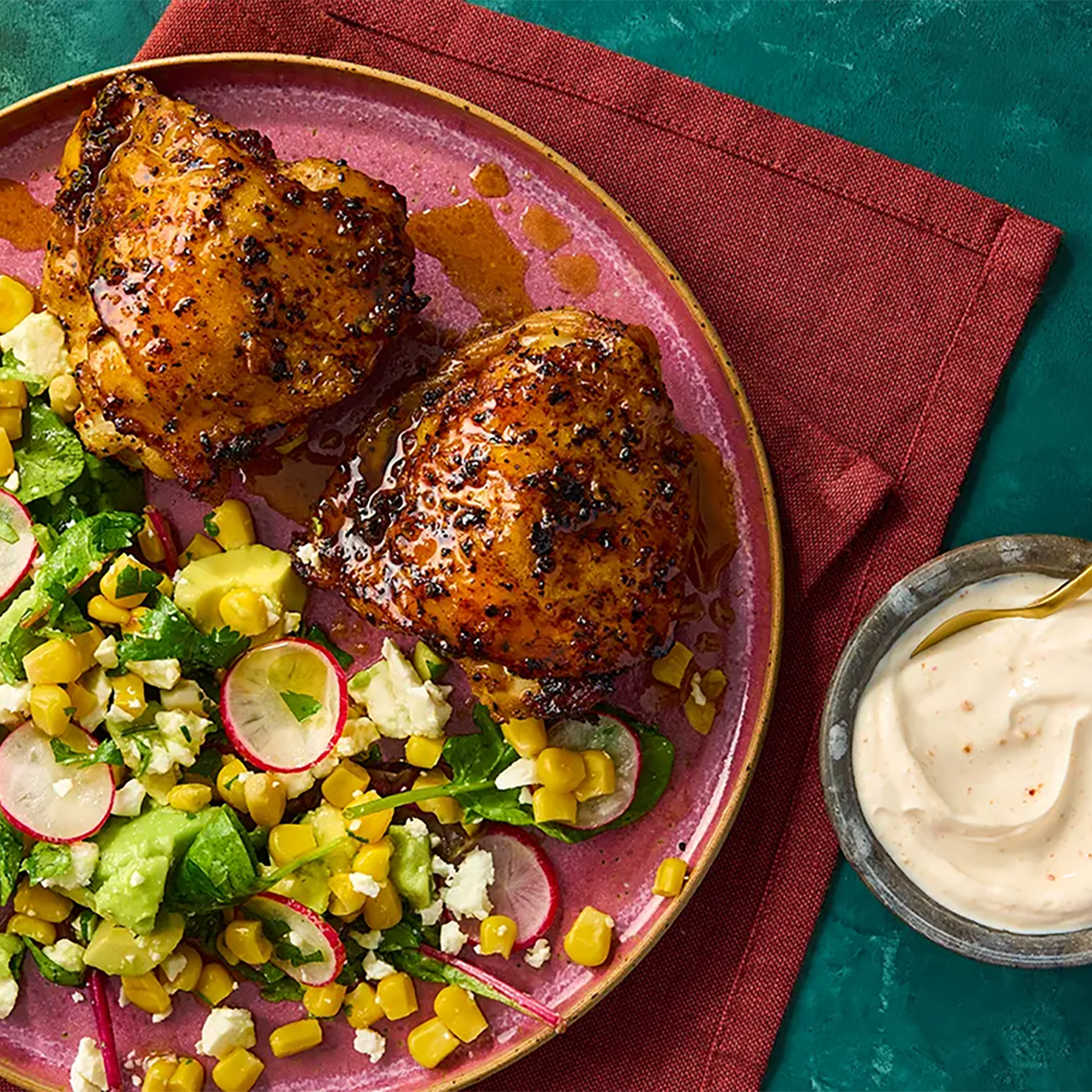 knusprige Pouletschenkel mit Mais Avocado Salat