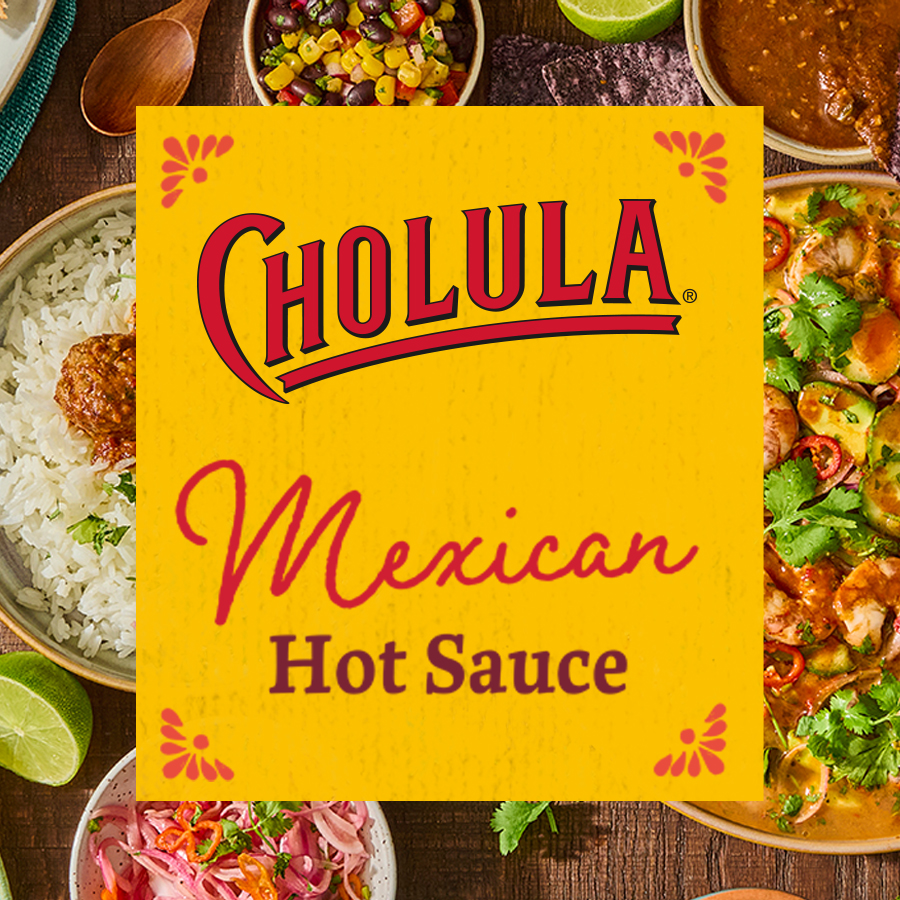 Eine Auswahl mexikanischer Gerichte auf Holztisch mit Logo Cholula