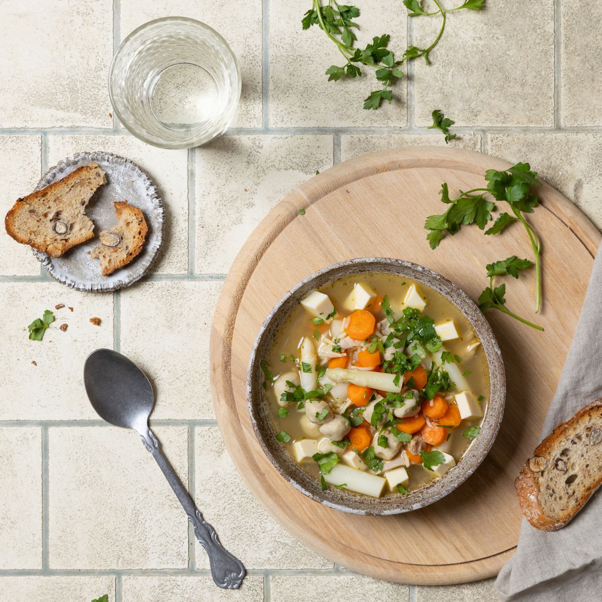 Hühnersuppe mit Spargel, Klößchen und Eierstich
