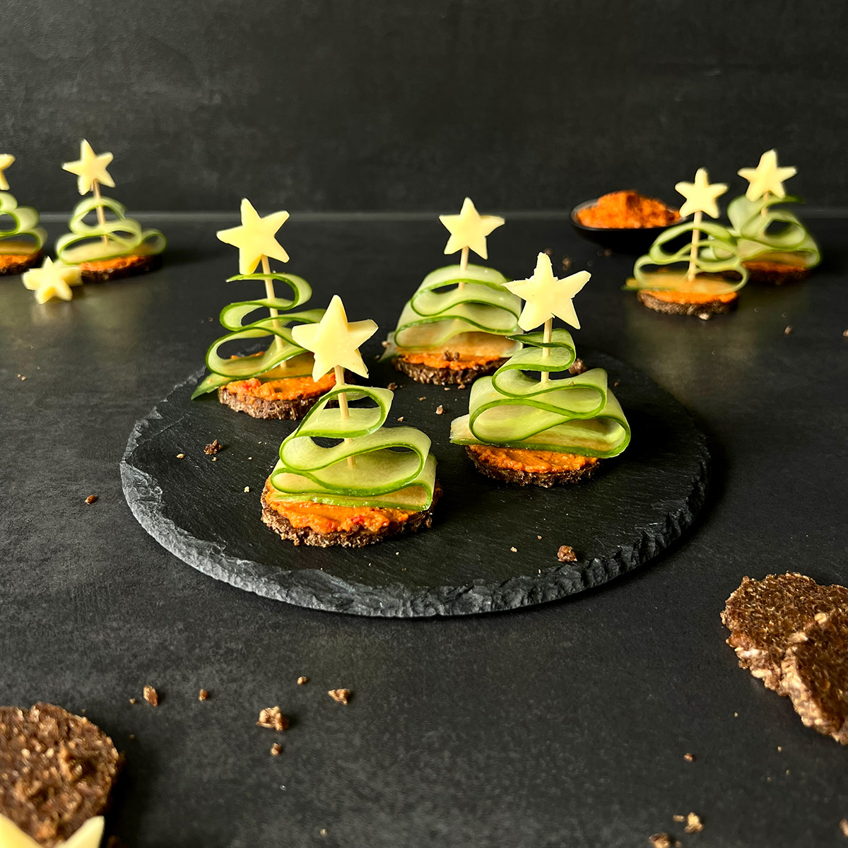 4 Häppchen auf einer Platte , daneben weitere 