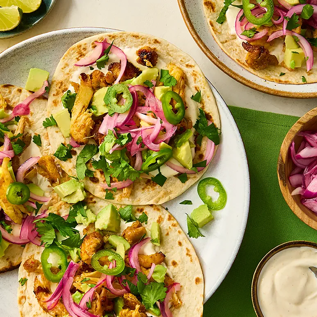 Würzige Poulet Tacos mit Zwiebelpickles