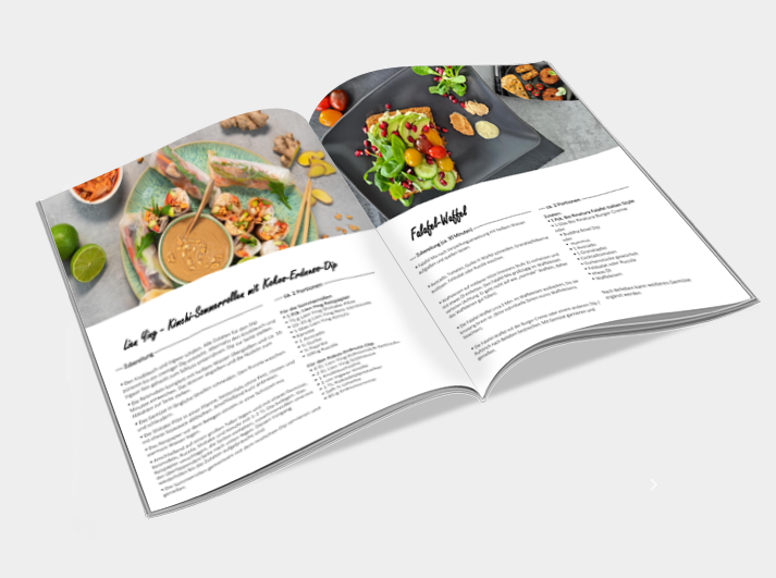 Ein aufgeschlagenes Kochbuch mit Rezepten und Bildern von Gerichten, darunter Salate und Dips.