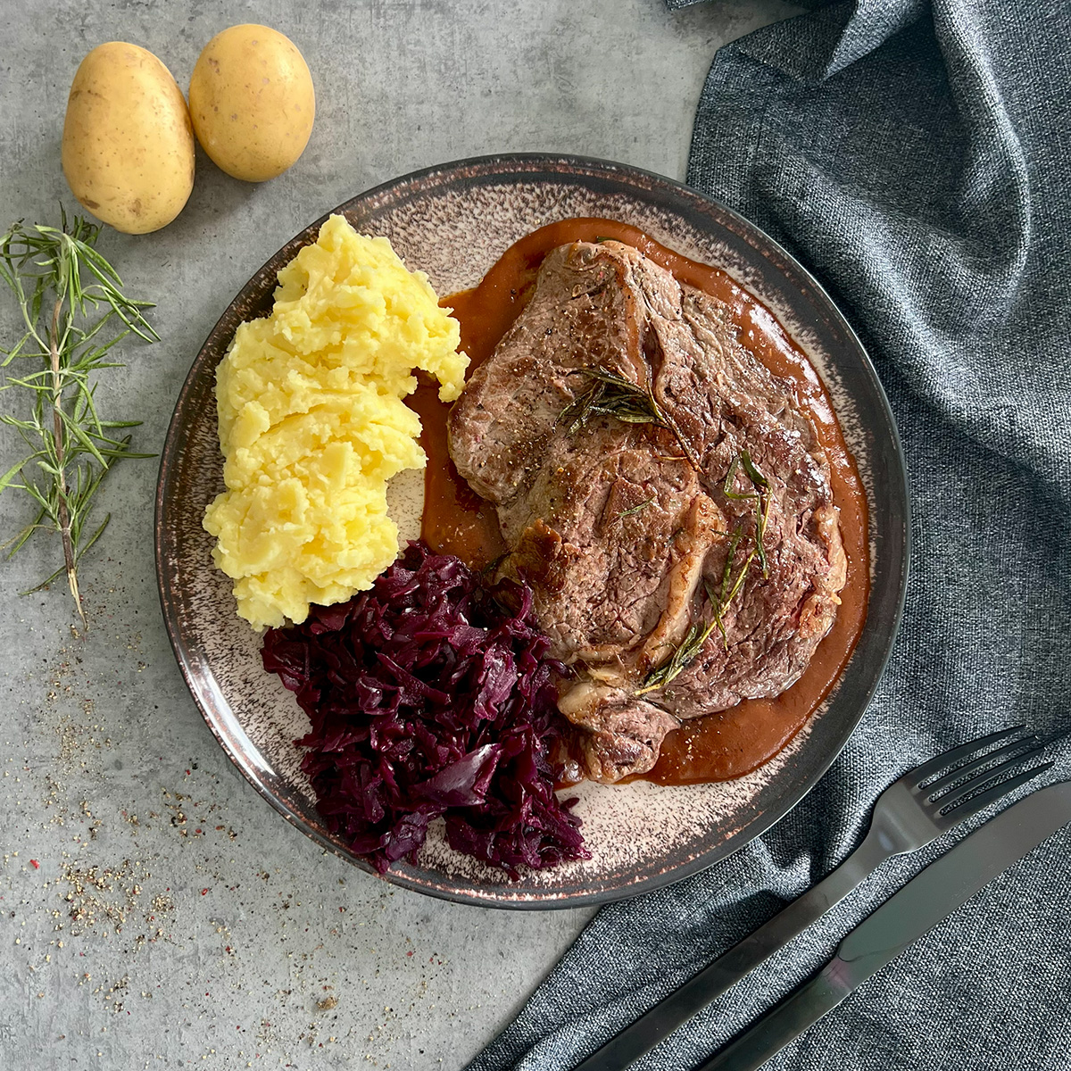 Rindersteak mit Rotkohl, Kartoffeln und dunkler Sauce