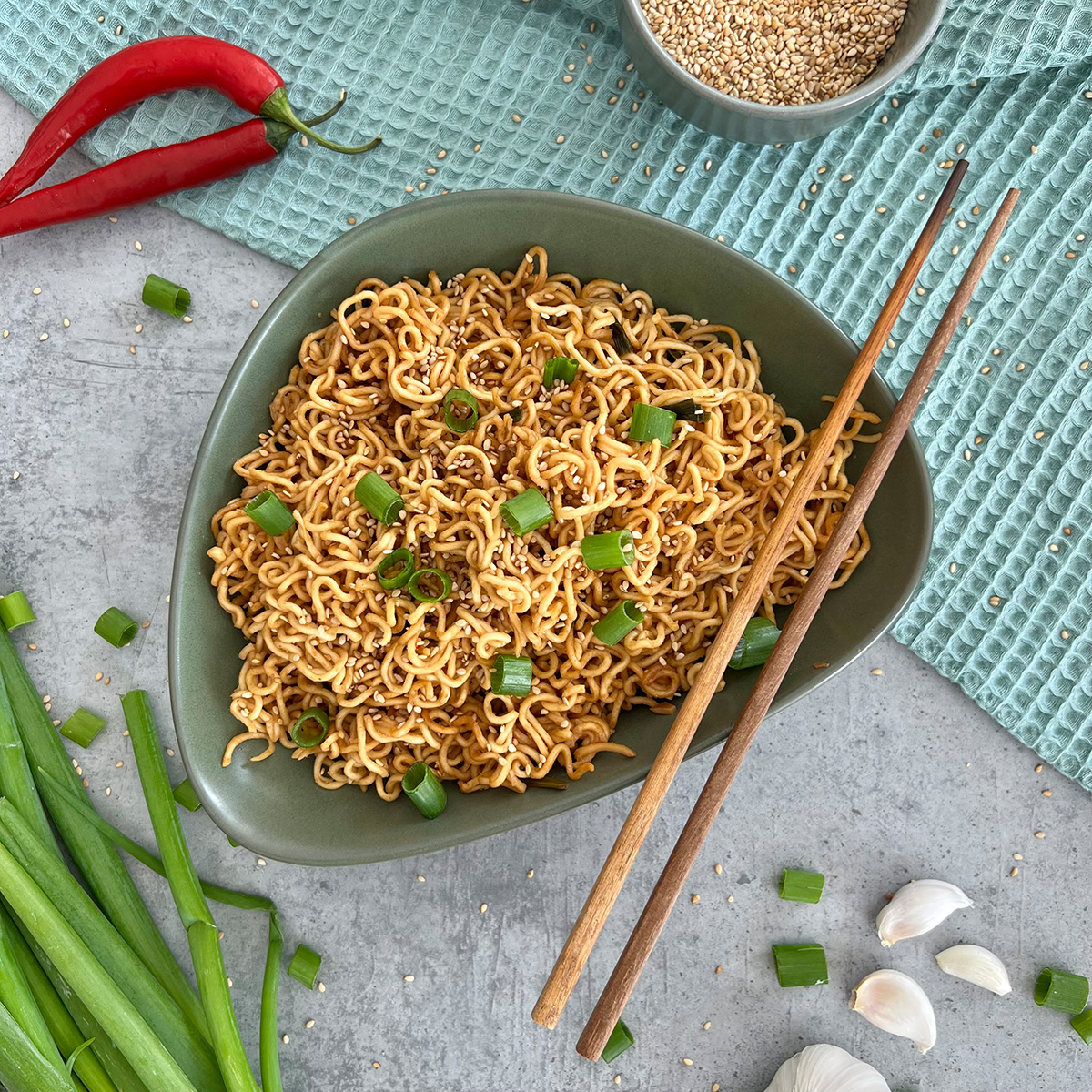 schnelle Chili Sesamnudeln