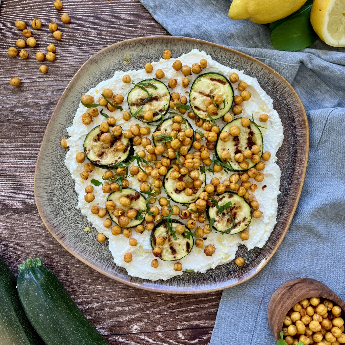 Whipped Feta mit gegrillter Zucchini und Kichererbsen