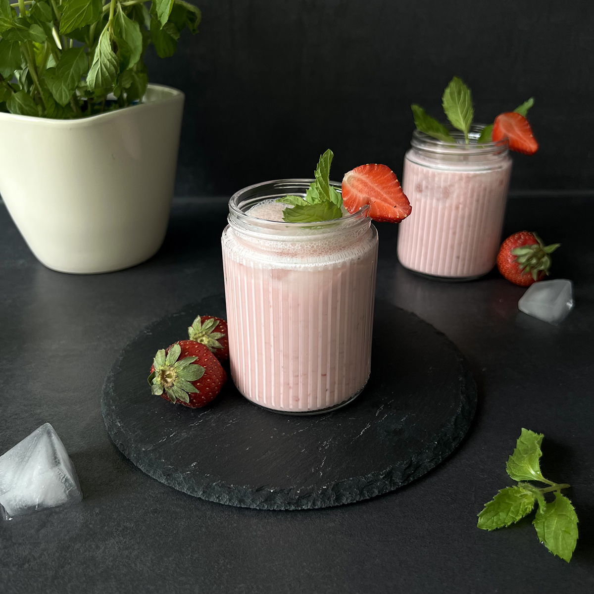 Erdbeer Rosen Lassi