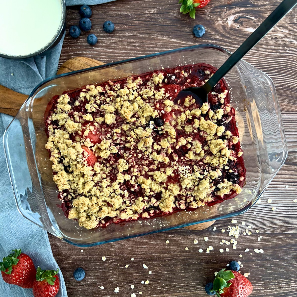 Crumble in einer Auflaufform, am Rand einzelne Zutaten