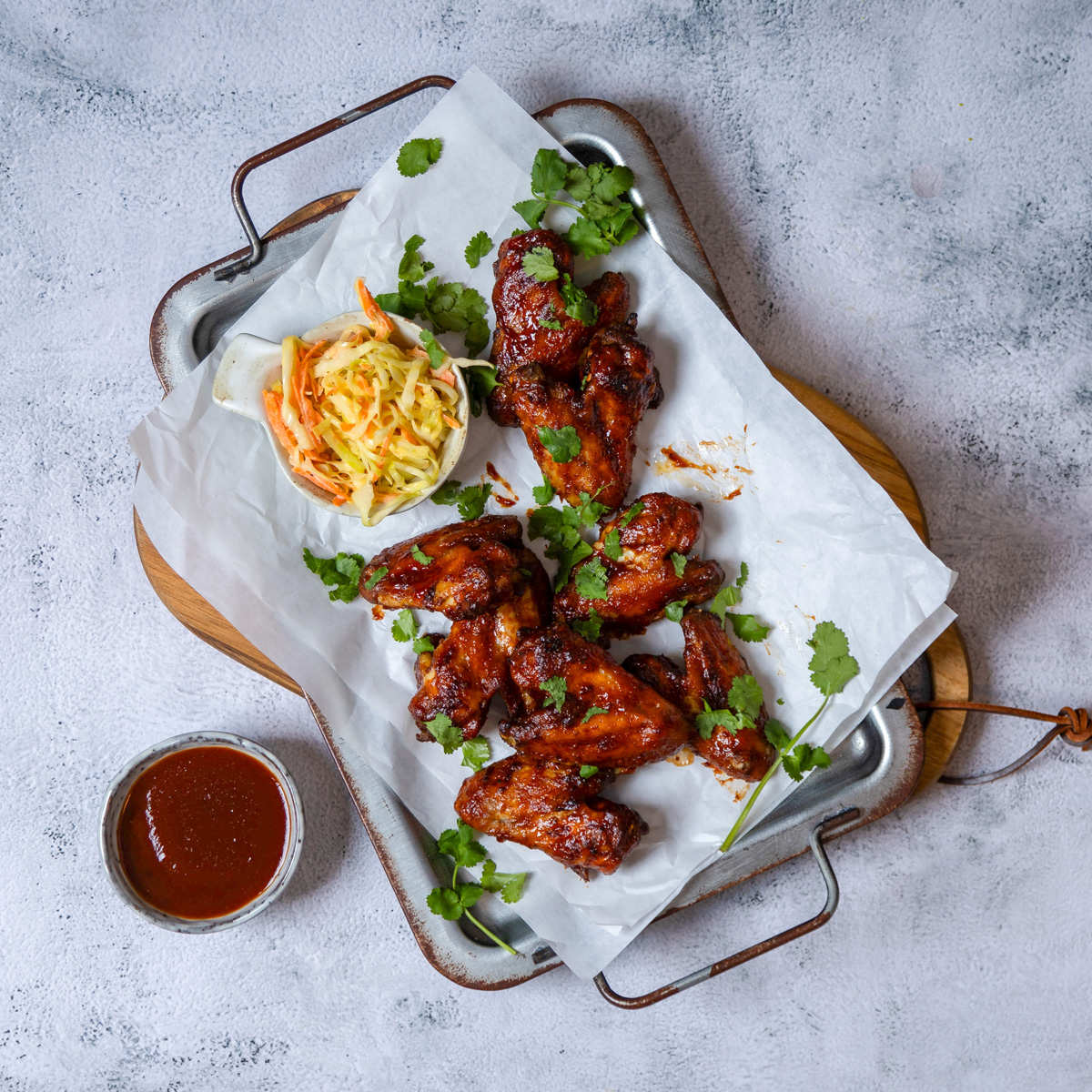 Chicken Wings mit Coleslaw