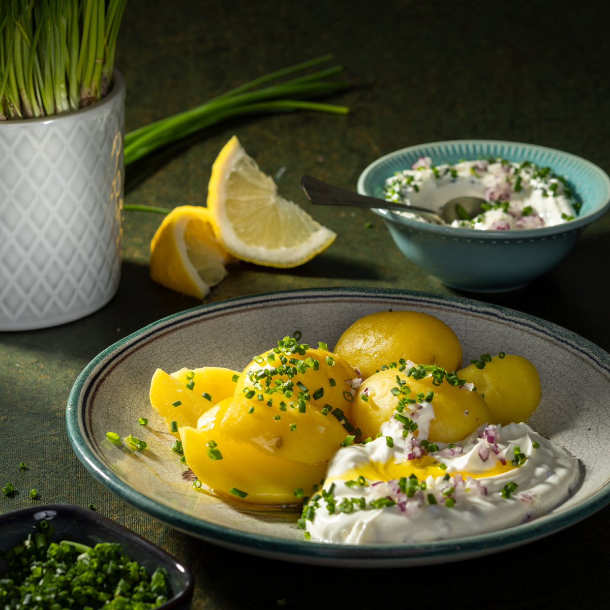 Das Bild zeigt Pellkartoffeln serviert mit Quark verfeinert mit Petersilie.