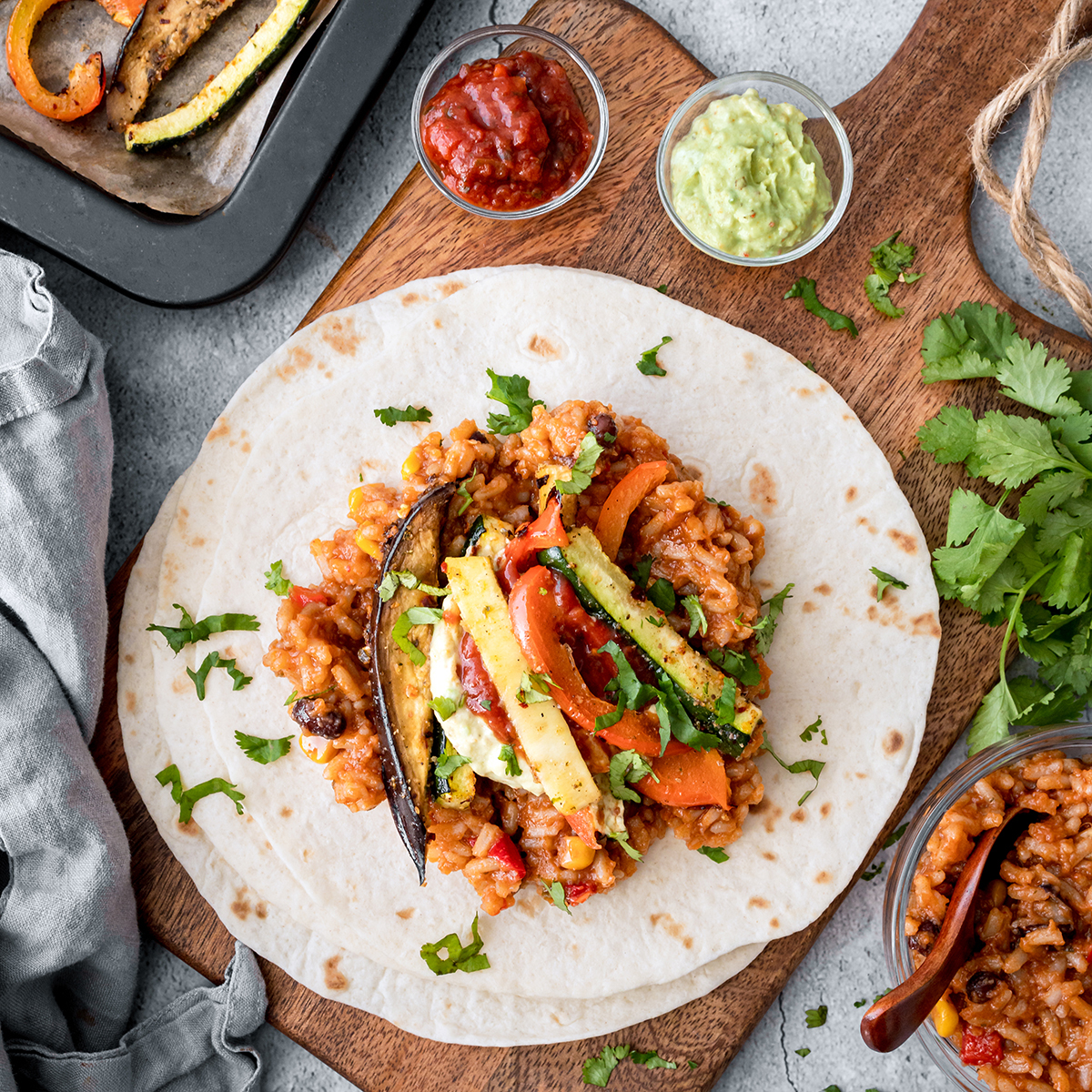 Gemüse Fajitas mit mexikanischem Reis und Dips