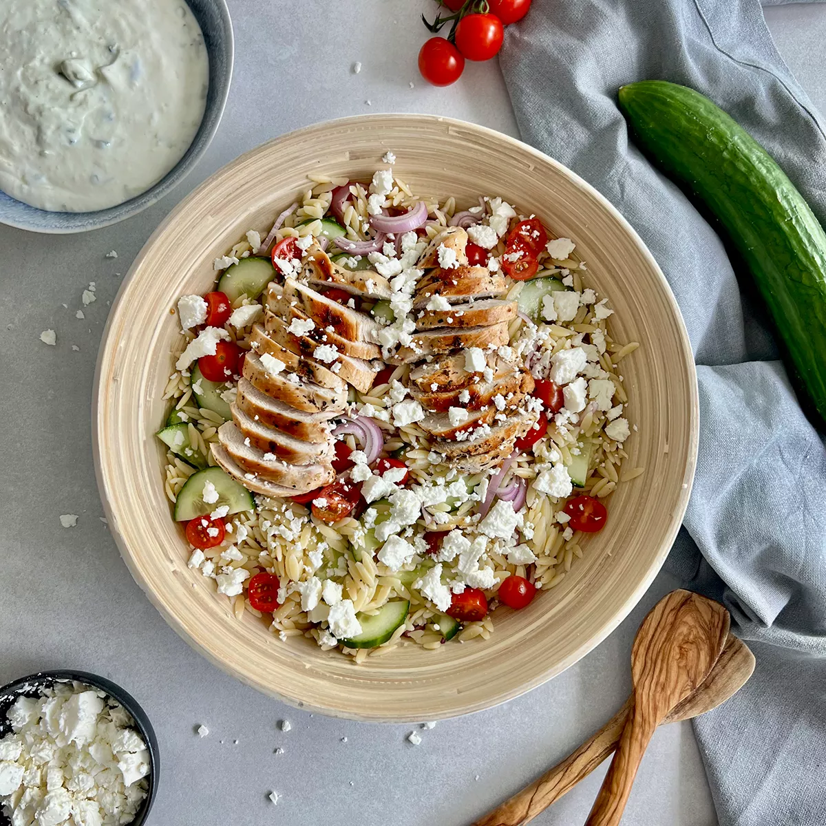 Griechischer Hähnchen Kritharaki Salat