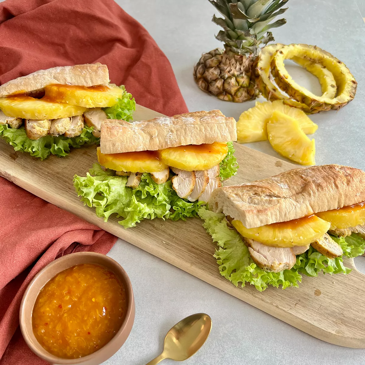 Hähnchen-Ananas-Sandwich