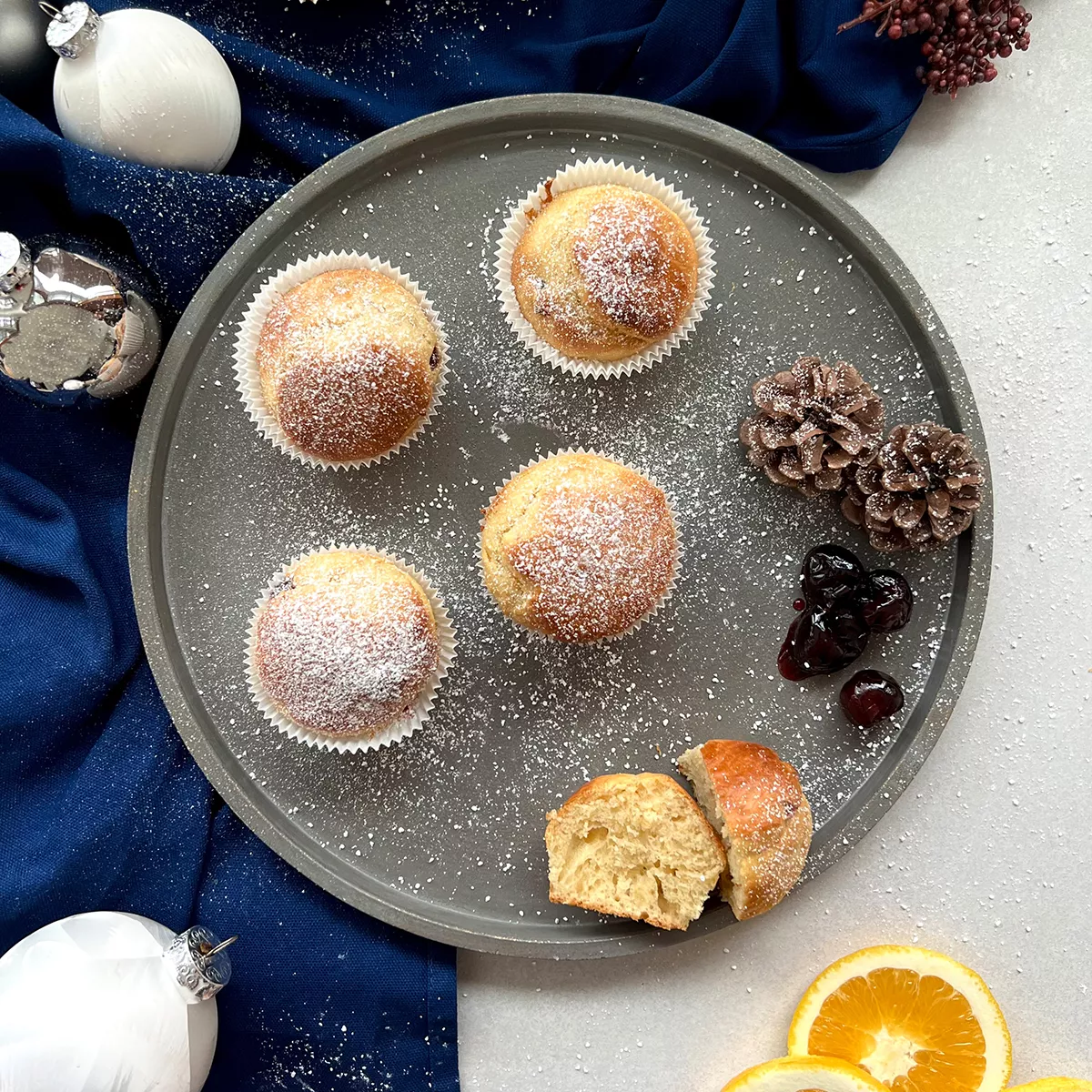 Muffins im Panettone Stil mit Amarena Kirschen